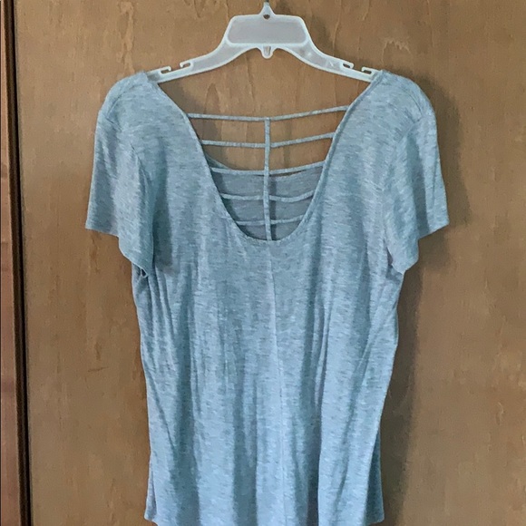 Gray t-shirt with cross on back - Picture 2 of 2